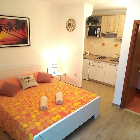 Apartment Green & Orange *