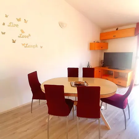 Green & Orange Apartment