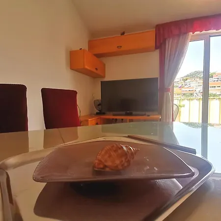 Green & Orange Apartment *