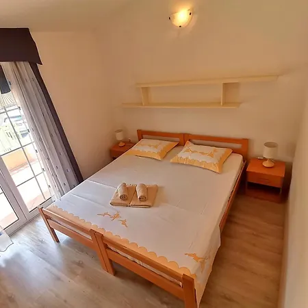 Green & Orange Apartment