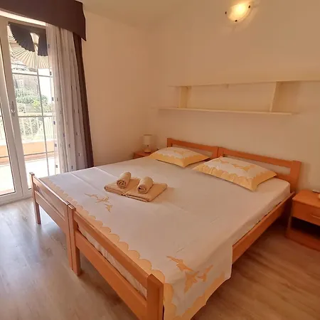 Green & Orange Apartment